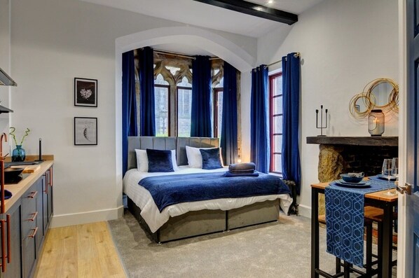 6 bedrooms, iron/ironing board, free WiFi, bed sheets