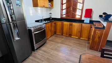 Réfrigérateur, four, plaque de cuisson, cafetiÚre/bouilloire