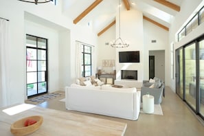 TV, fireplace