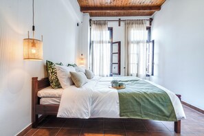 Premium bedding, down comforters, minibar, desk