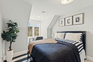 3 bedrooms, desk, iron/ironing board, free WiFi