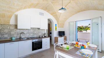 Een koelkast, een oven, een kookplaat, een koffiezetapparaat/waterkoker