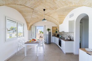 Kühlschrank, Ofen, Herdplatte, Wasserkocher mit Kaffee-/Teezubehör