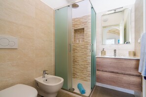 Shower, hair dryer, bidet, towels - Apt at 100 mt from the Sea - First Floor -Residence della Vite - By Just Houses (Salve)
