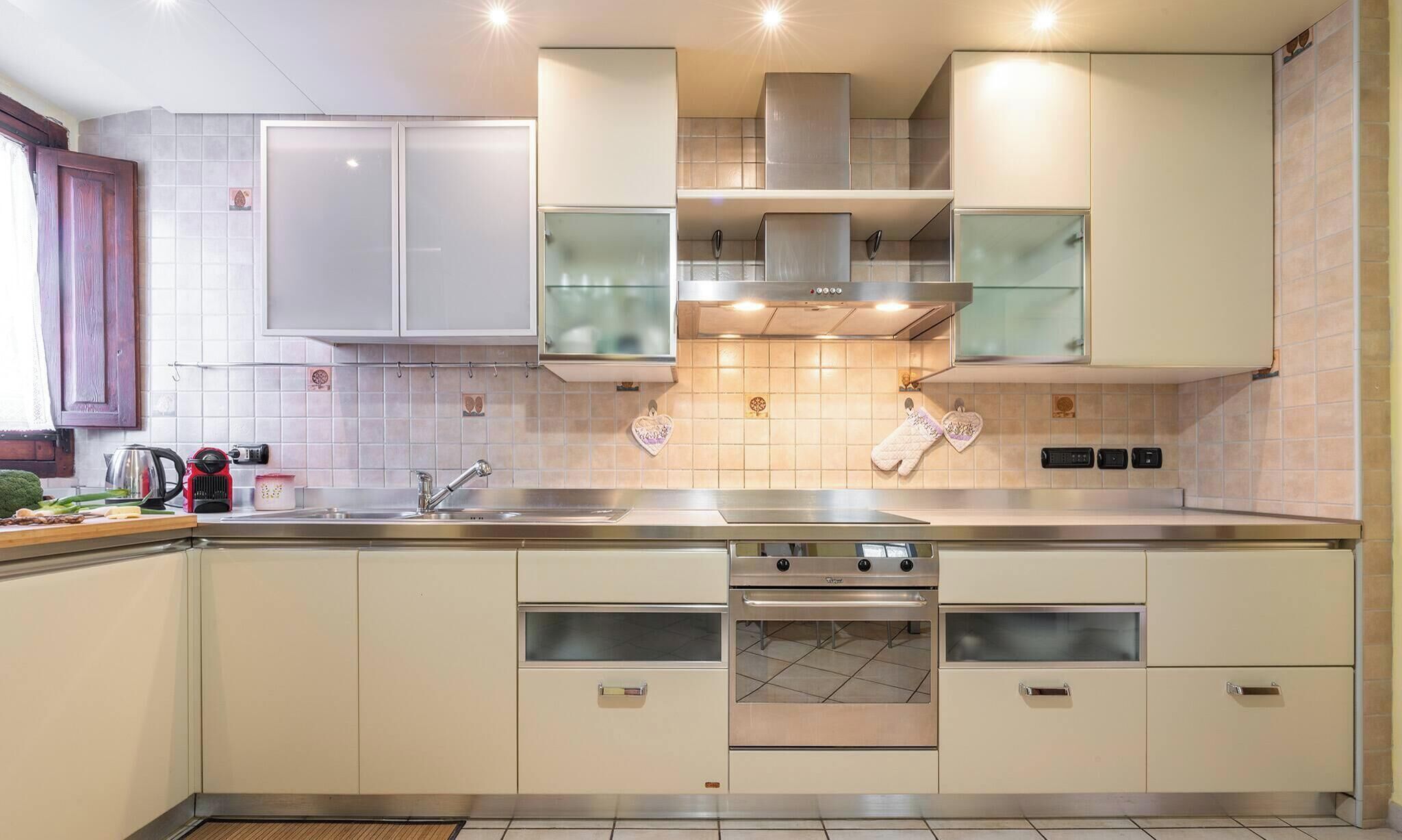 Coffee/tea maker, fridge, microwave, oven