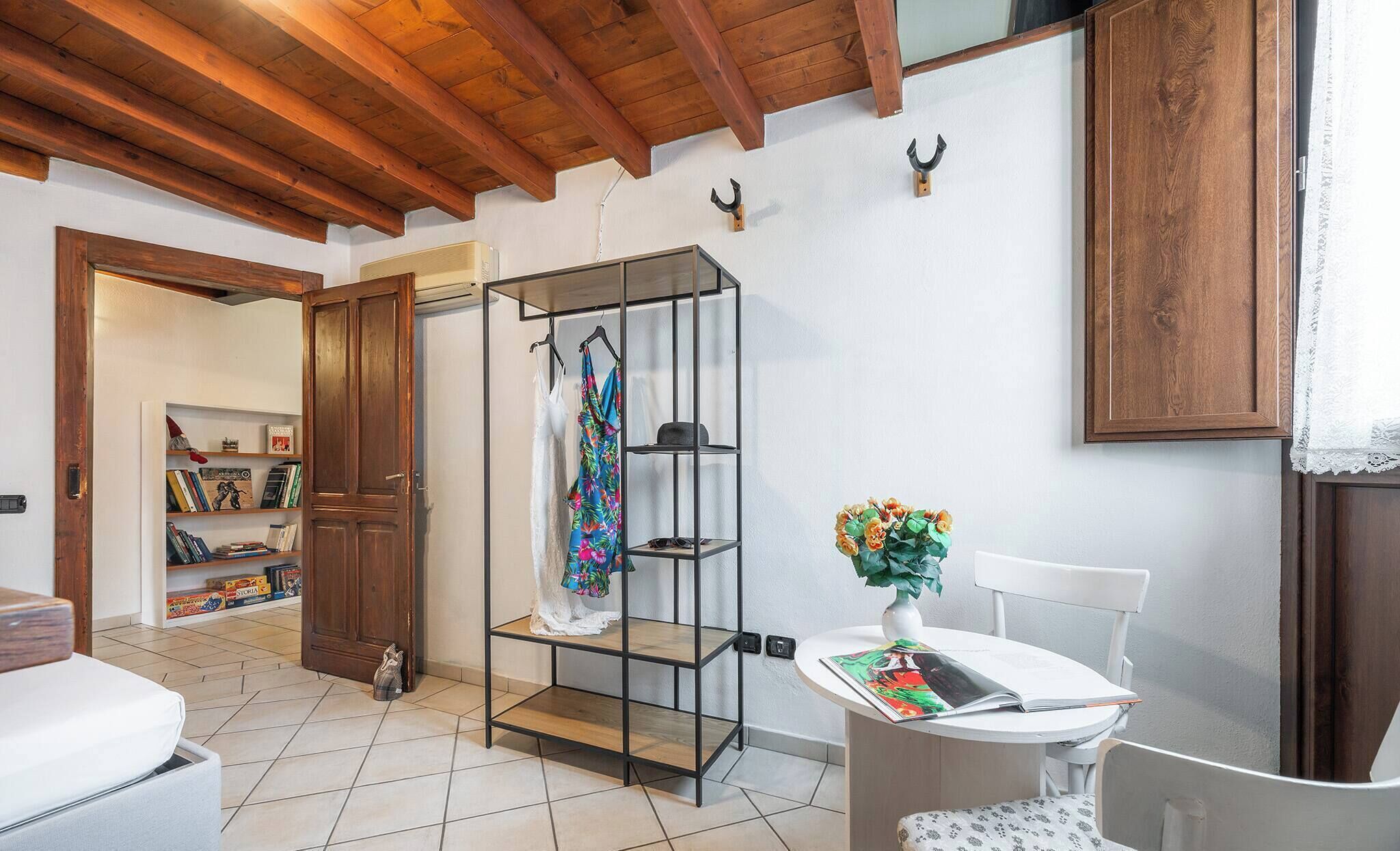 3 makuuhuonetta, tallelokero huoneessa, silitysrauta/-lauta