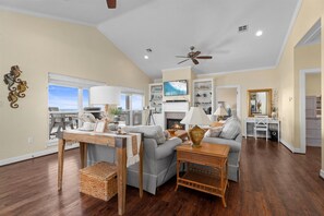 TV connectée, livres, chaîne hi-fi