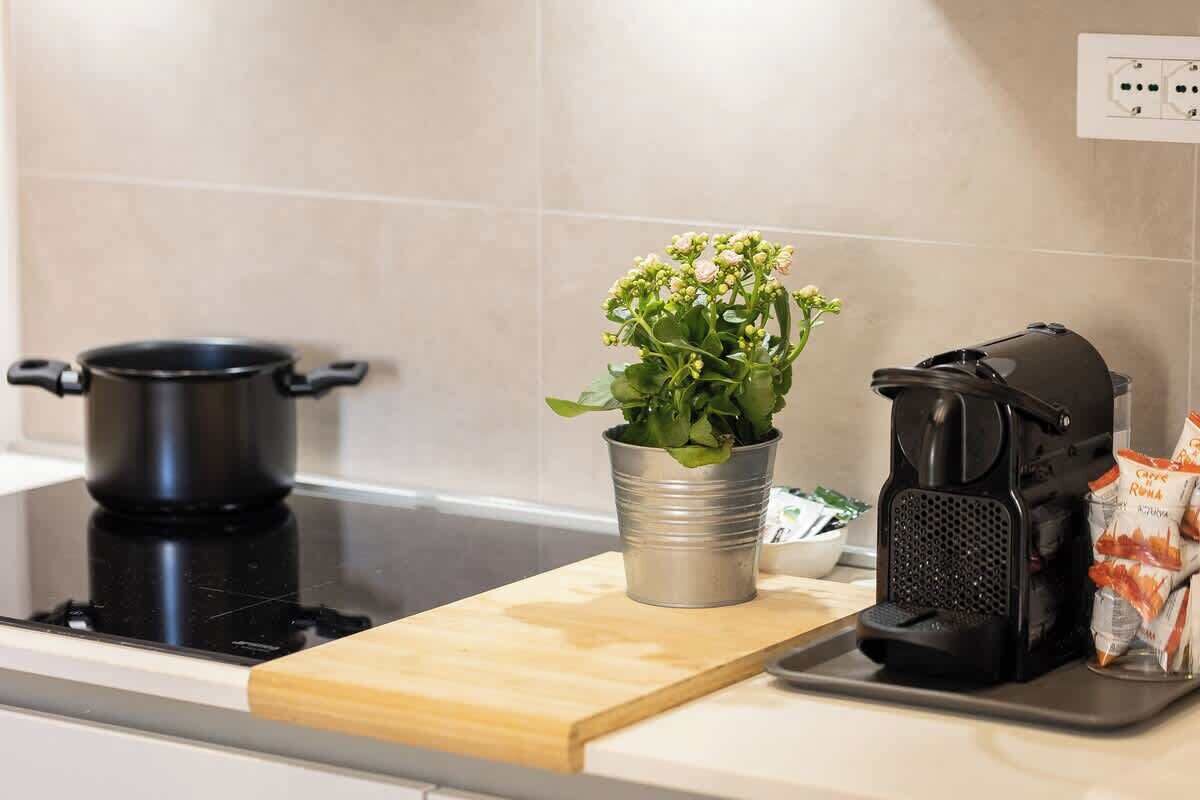 Frigorifero, microonde, piano cottura, lavastoviglie