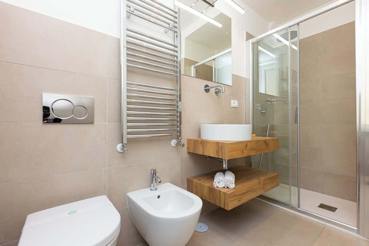 Shower, eco-friendly toiletries, hair dryer, shampoo