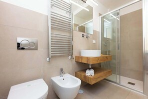 Een douche,  milieuvriendelijk toiletgerief, een haardroger, shampoo