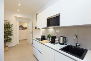 Geladeira, micro-ondas, cooktop, lava-louças