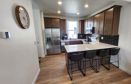Fridge, microwave, oven, stovetop. Modern townhouse with garage, Capitol Hill, Marmalade district, Sleeps 4