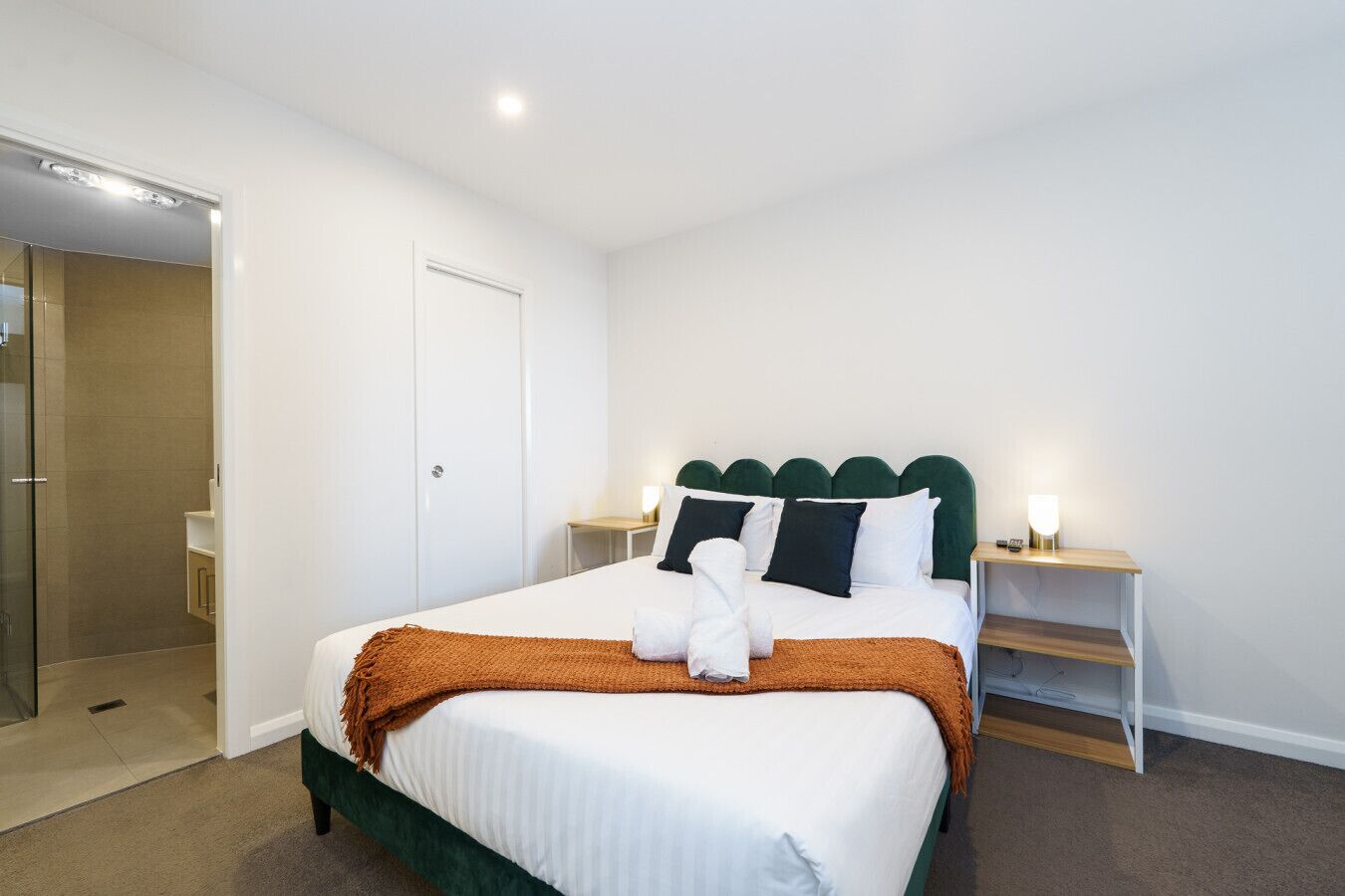 2 bedrooms, desk, iron/ironing board, WiFi