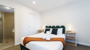 2 bedrooms, desk, iron/ironing board, WiFi