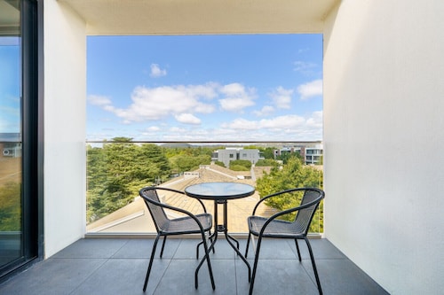 Sophisticated Kingston Retreat Near Foreshore