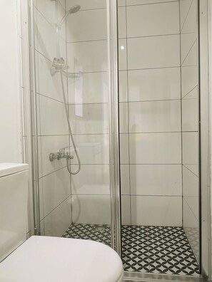Shower, hair dryer, slippers, towels - Revina Hotel  (Istanbul)