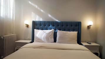 Hypo-allergenic bedding, minibar, soundproofing, free WiFi