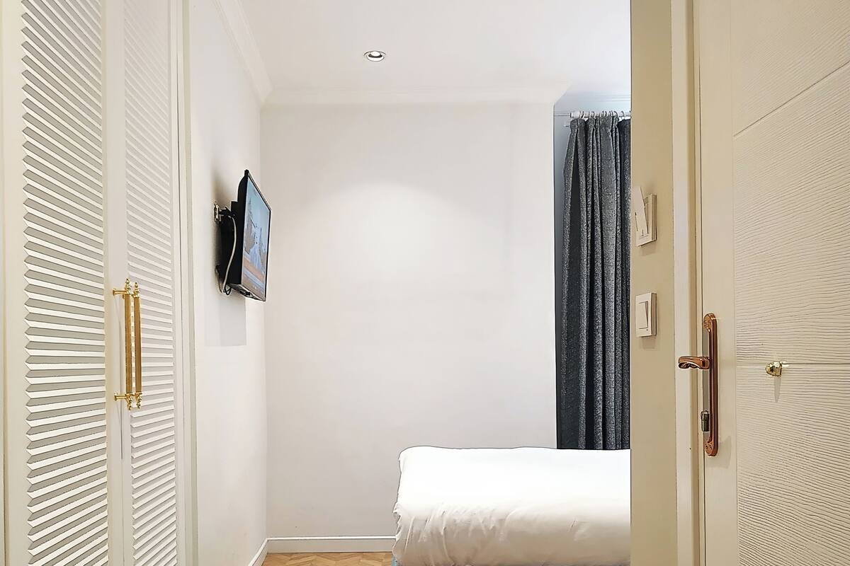 Hypo-allergenic bedding available, minibar, soundproofing, WiFi (free)