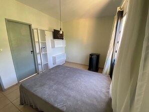 Suite – comfort, lanai, utsikt mot høyde | 1 soverom, skrivebord, skrivebord for bærbar PC og wi-fi (inkludert)