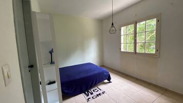 Suíte conforto, varanda coberta, vista para a colina | 1 quarto, escrivaninha, espaço de trabalho para notebook