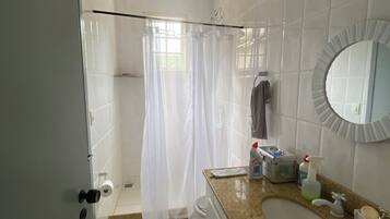 Klassieke suite, 1 tweepersoonsbed, privébadkamer, uitzicht op tuin | 1 slaapkamer, een bureau, een laptopwerkplek, gratis wifi