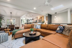 Smart TV, fireplace, video games, table football - Lazy Bear Lodge / Game Room / Theater Room / Hot Tub (McGaheysville)