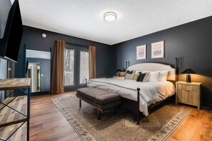 6 bedrooms, desk, iron/ironing board, travel crib
