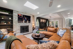 Smart TV, fireplace, video games, table football - Lazy Bear Lodge / Game Room / Theater Room / Hot Tub (McGaheysville)