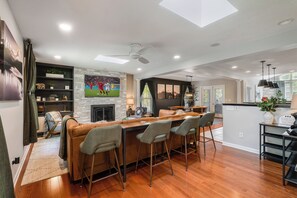 Lobby - Lazy Bear Lodge / Game Room / Theater Room / Hot Tub (McGaheysville)