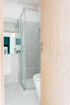 Shower, free toiletries, hair dryer, towels - Campanha Apartment by Porto Stories (Porto)