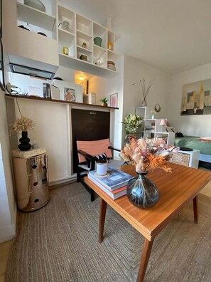 Interior - Parisian Hideaway: Cozy & Chic Retreat (Paris)