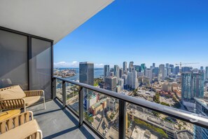 Balcony - Sky High Stay Sleek Studio in Miami (Miami)