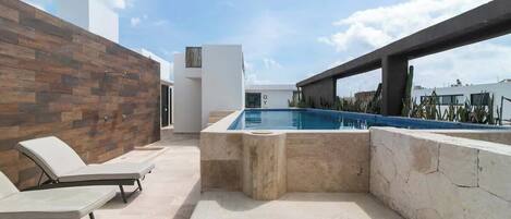 Een binnenzwembad, een buitenzwembad