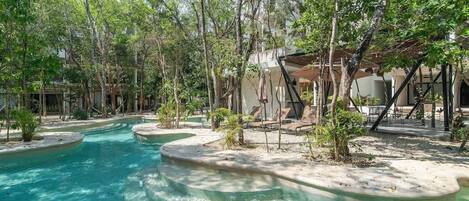 Una piscina al aire libre