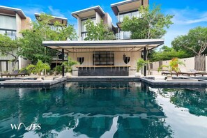 สระว่ายน้ำกลางแจ้ง