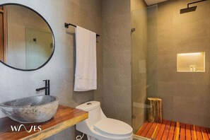 Appart'hôtel, plusieurs lits, accès piscine, vue piscine (Phimai Fuego 11) | Salle de bain