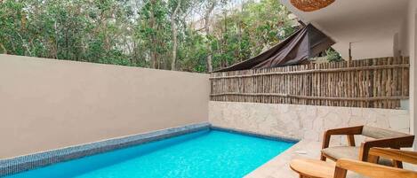 Una piscina techada, una piscina al aire libre