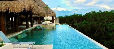 Una piscina al aire libre