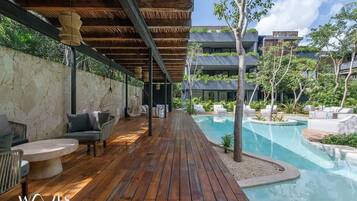 Alberca techada y alberca al aire libre