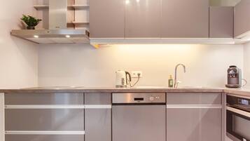 Een koelkast, een oven, een kookplaat, een vaatwasser