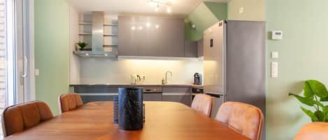 Fridge, oven, stovetop, dishwasher