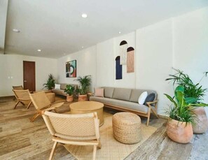 Living area - 2 BR Amazing Pool Top Amenities Wifi 2FL Gym (Tulum)