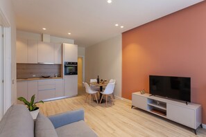 Smart TV - Train , The Station Apartments (Durrës)