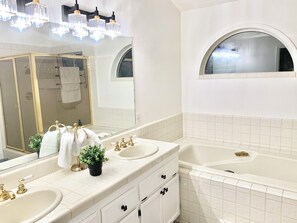 Séchoir à cheveux, serviettes fournies, savon, shampooing
