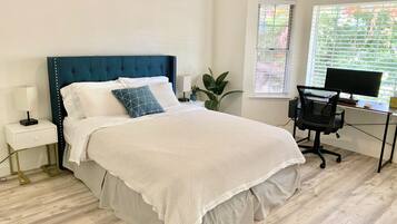 3 bedrooms, desk, iron/ironing board, travel crib