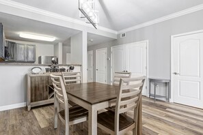 Dining - Eagles Landing: 1BR Heaven (Pigeon Forge)