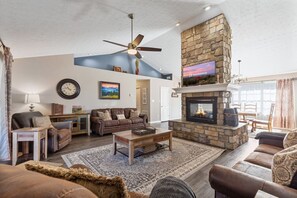 TV, lareira, videogames, mesa de pingue-pongue