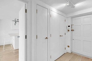 Interior - City Relay Radiant Chelsea Flat with City View (London)