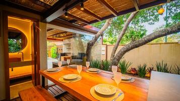 Deluxe House | Dining