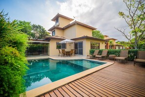 Deluxe-hus | Pool | Indendørs pool, udendørs pool, parasoller, liggestole